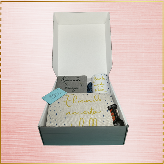 Pack con taza, bolsa tote, cuaderno y bolígrafo.