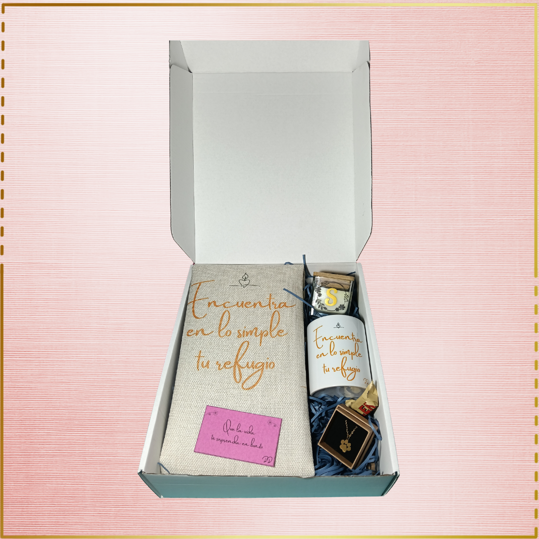 Pack con bolsa tote, taza, vela perfumada y colgante.