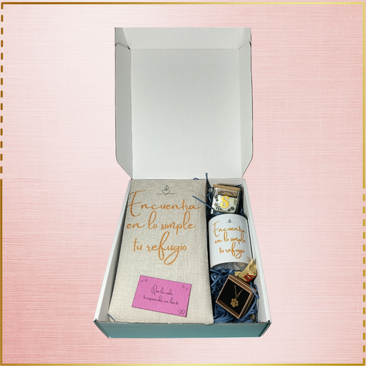 Pack con bolsa tote, taza, vela perfumada y colgante.