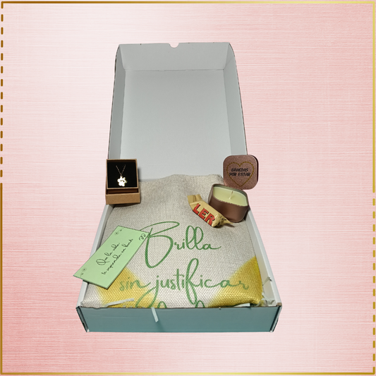 Pack con bolsa tote, vela perfumada y colgante huella.