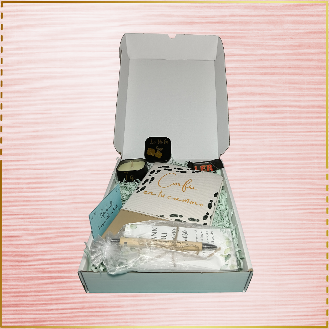 Pack con cuaderno, bolígrafo y vela aromática.