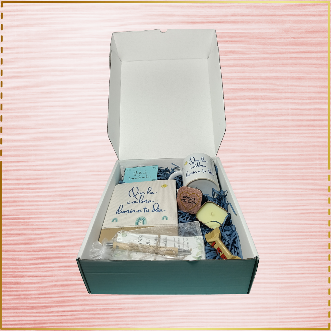 Pack con taza, cuaderno ,vela perfumada  y bolígrafo.