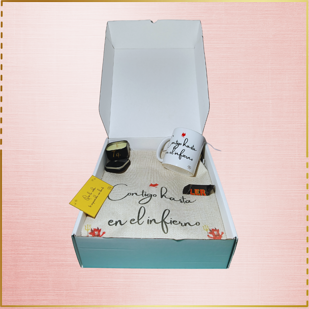 Pack con bolsa tote, taza y vela perfumada.