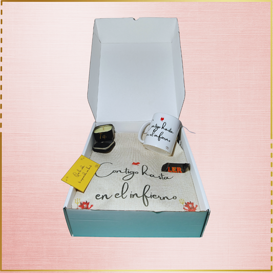 Pack con bolsa tote, taza y vela perfumada.