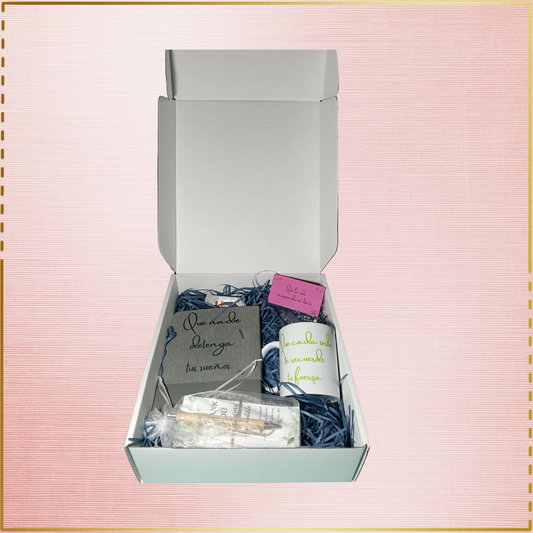 Pack con taza, cuaderno y bolígrafo.