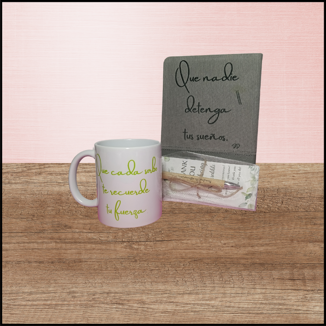 Pack con taza, cuaderno y bolígrafo.