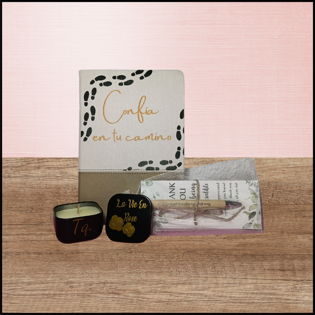 Pack con cuaderno, bolígrafo y vela aromática.