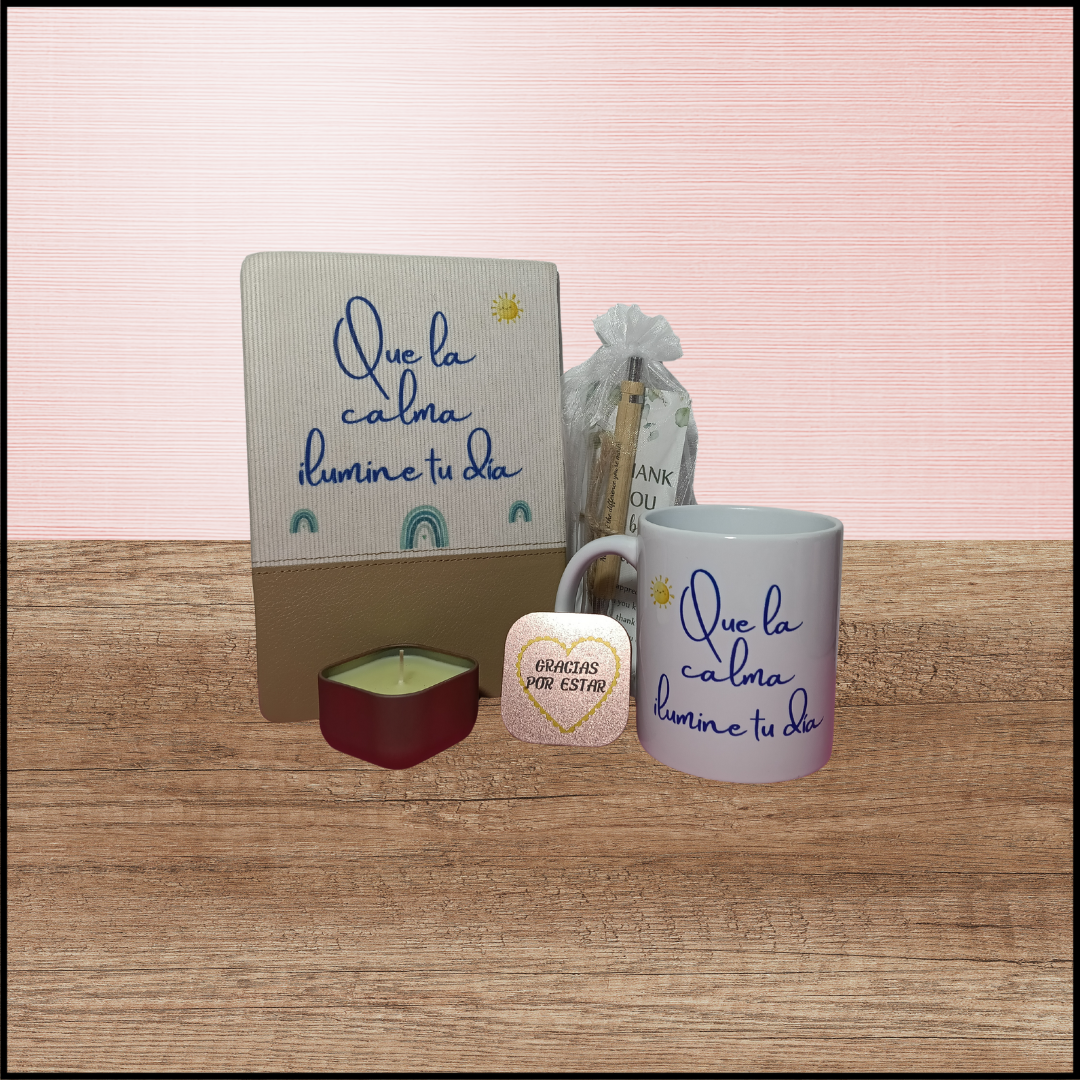 Pack con taza, cuaderno ,vela perfumada  y bolígrafo.