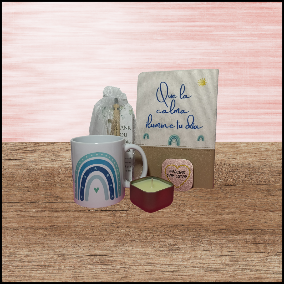 Pack con taza, cuaderno ,vela perfumada  y bolígrafo.