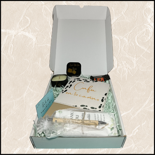 Pack regalo con cuaderno personalizado, bolígrafo con mensaje y vela aromática personalizada.  Regalos DD