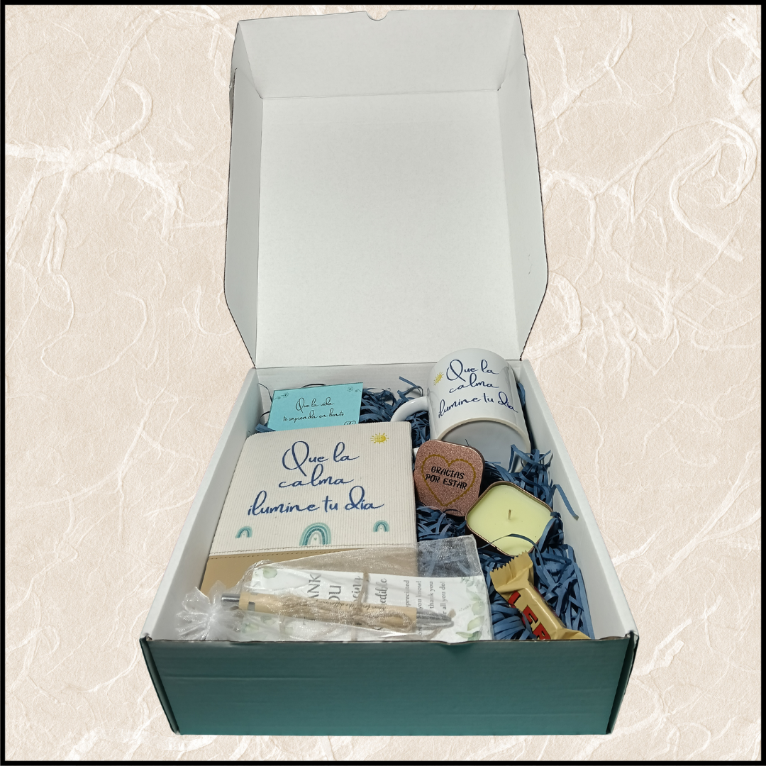 Pack regalo con taza personalizada, cuaderno personalizado, vela aromática personalizada y bolígrafo con mensaje. Regalos DD