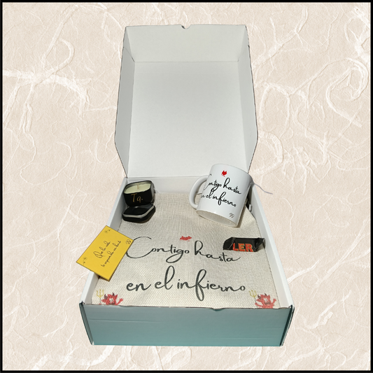 Pack regalo con taza personalizada, bolsa estilo tote personalizada y vela aromática personalizada. Regalos DD