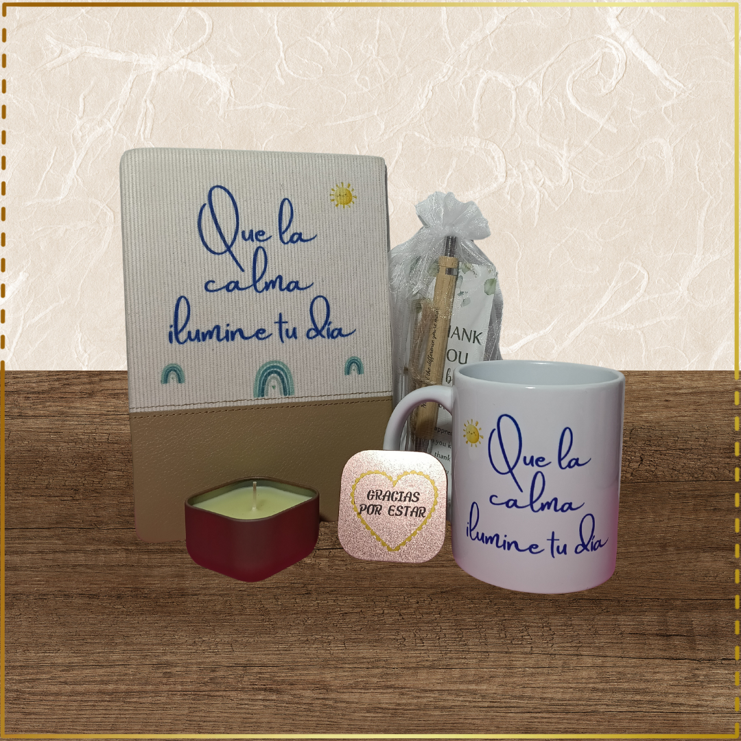 Pack regalo con taza personalizada, vela aromática personalizada cuaderno personalizado y bolígrafo con mensaje. Regalos DD