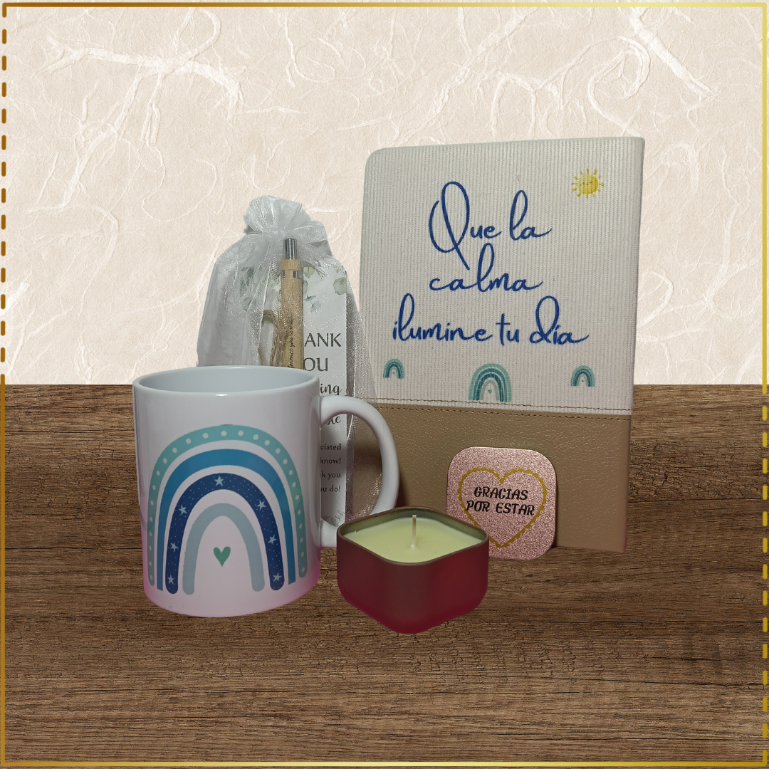 Pack regalo con taza personalizada, vela aromática personalizada, cuaderno personalizado y bolígrafo con mensaje. Regalos DD