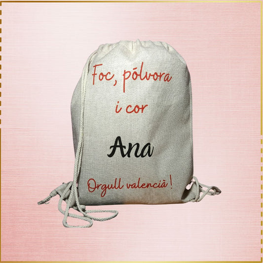 Mochila personalizada con nombre y frase “Som foc, pólvora i cor – Orgull Valencià”, regalo práctico y emotivo inspirado en las Fallas de Valencia