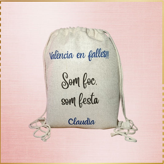 Mochila personalizada con nombre y frase “Valencia en Falles – Som festa, som foc”, regalo práctico y emotivo inspirado en las Fallas de Valencia