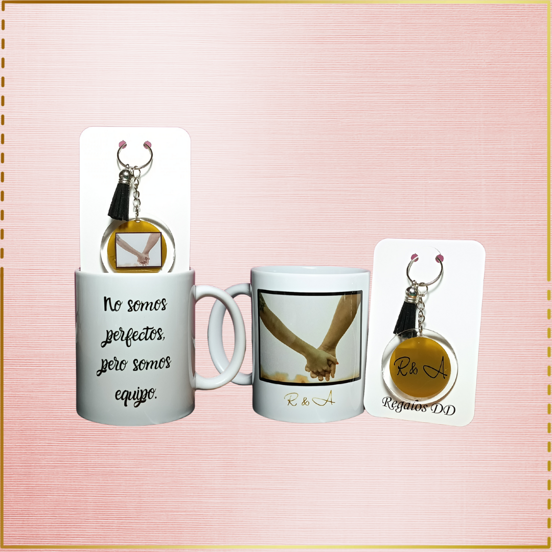 Pack de taza personalizada con foto y frase en negro y llavero a juego, regalo práctico y emotivo para parejas o amigos