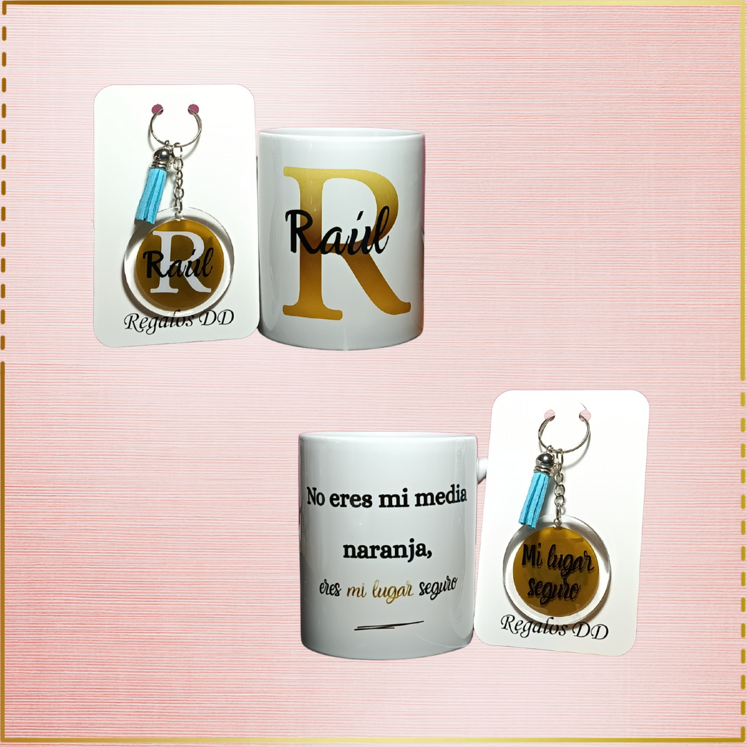 Pack de taza personalizada con inicial y frase en negro y llavero a juego, regalo práctico y emotivo para parejas o amigos