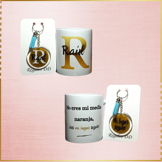 Pack de taza personalizada con inicial y frase en negro y llavero a juego, regalo práctico y emotivo para parejas o amigos