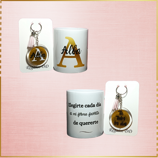 Pack de taza personalizada con inicial y frase en negro y llavero a juego, regalo práctico y emotivo para parejas o amigos