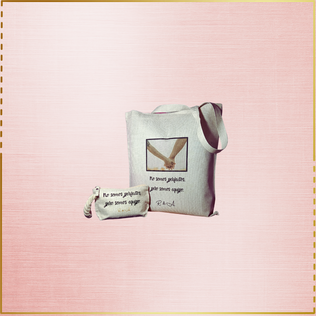 Pack de tote bag y neceser personalizados en color crudo, tote bag con fotografía y frase “No somos perfectos pero somos equipo” en negro