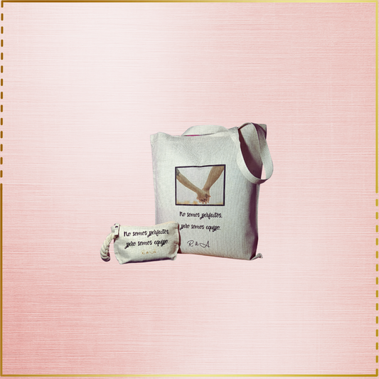 Pack de tote bag y neceser personalizados en color crudo, tote bag con fotografía y frase “No somos perfectos pero somos equipo” en negro