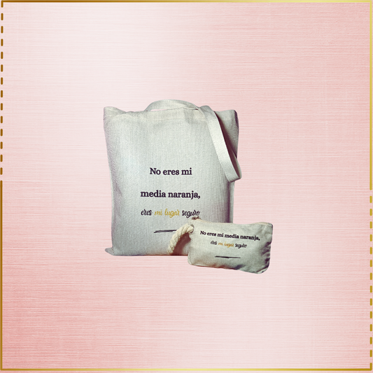Pack de tote bag y neceser personalizados en color crudo con frase romántica en negro “No eres mi media naranja, eres mi lugar seguro”